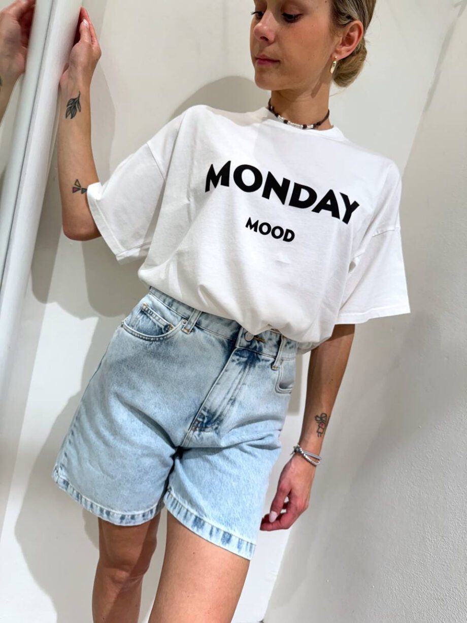 Shop Online T-shirt ampia bianca con stampa “monday mood” Vicolo