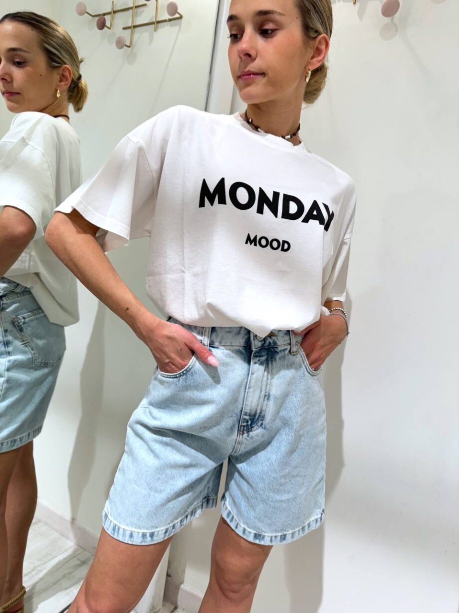 Shop Online T-shirt ampia bianca con stampa “monday mood” Vicolo