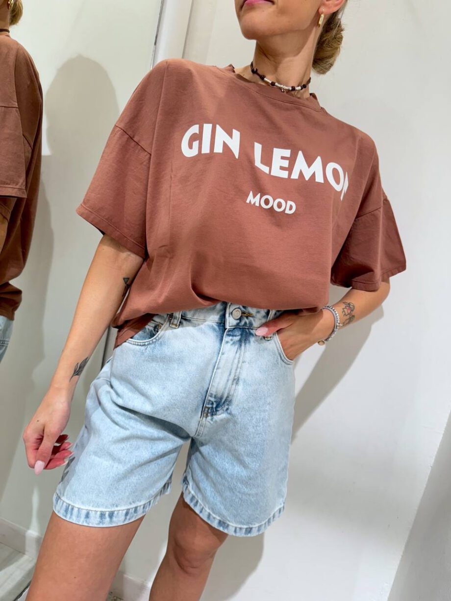 Shop Online T-shirt ampia cioccolato con stampa “gin lemon mood” Vicolo