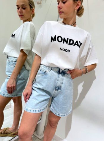 Shop Online T-shirt ampia bianca con stampa “monday mood” Vicolo