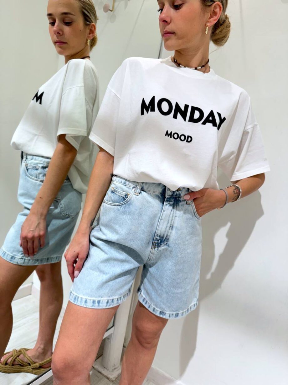 Shop Online T-shirt ampia bianca con stampa “monday mood” Vicolo