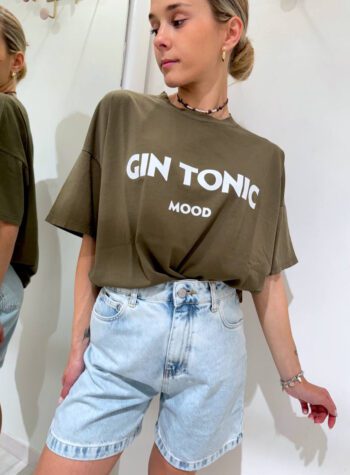 Shop Online T-shirt ampia verde militare con stampa “gin tonic mood” Vicolo