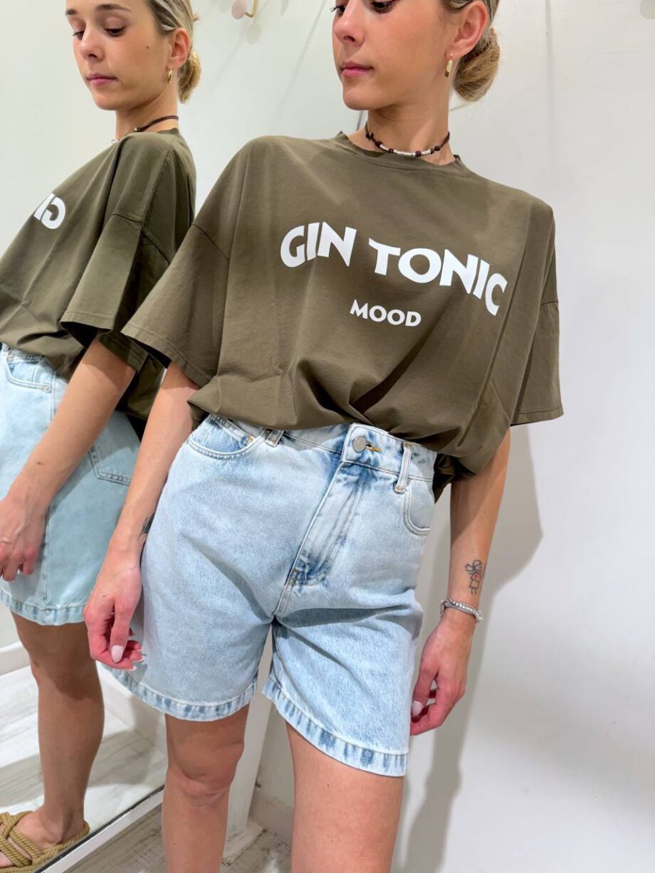 Shop Online T-shirt ampia verde militare con stampa “gin tonic mood” Vicolo