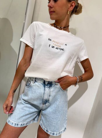 Shop Online T-shirt bianca ricamo ”da prosecco a tisana è un attimo.” Vicolo