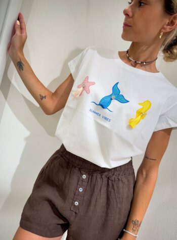 Shop Online T-shirt bianca stampe colorate con nappine Vicolo