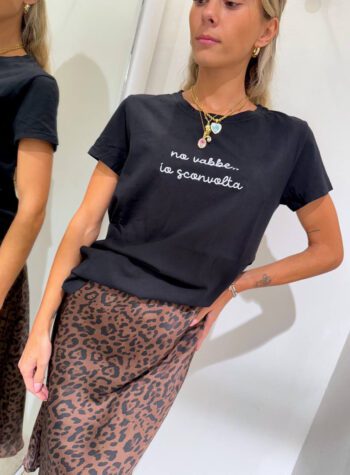 Shop Online T-shirt nera ricamo scritta "No vabbè io sconvolta" Vicolo