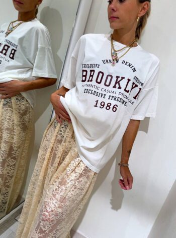 Shop Online T-shirt ampia bianca Brooklyn Vicolo