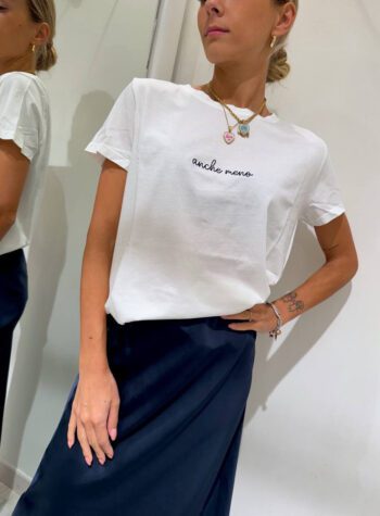 Shop Online T-shirt bianca ricamo scritta “anche meno” Vicolo