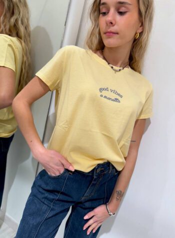 Shop Online T-shirt basic giallo ricamo good vibes Vicolo